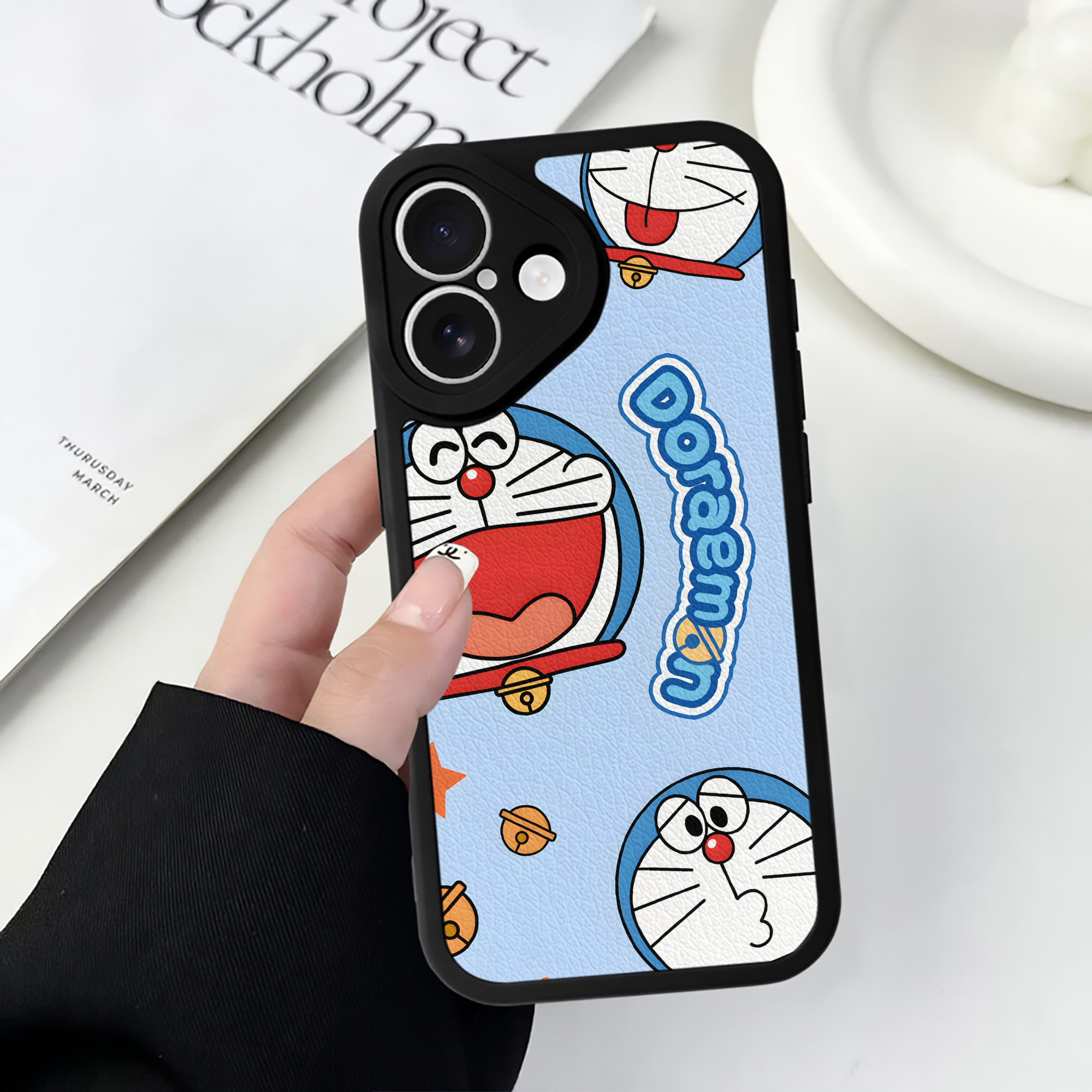 （画像用） ドラえもん Doraemon 【iPhone 16シリーズ対応】シリコンスマホケース（レザー調） 材質：シリコン